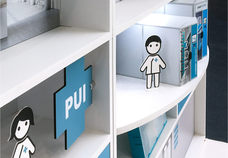 Détail de la mise en scène créé par Atribu pour le stand Deenova France, zoom sur les automates de dispensation nominative et les personnages réalisés à l’échelle 1/10e